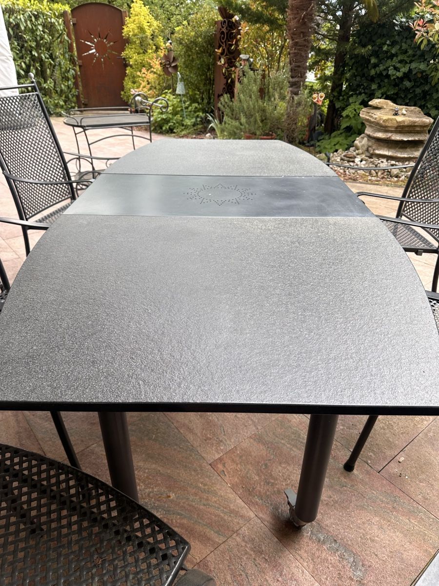 Set di tavolo e panche: Elegantes Gartenmöbel-Set aus Metall  – Usato da Allschwil venduto da 1994marco 6