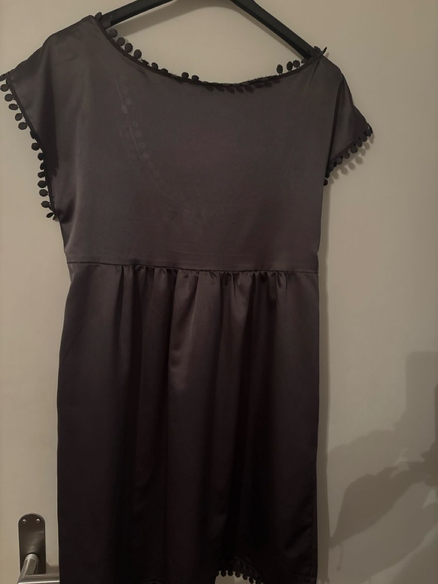 Vestiti: Graues Kleid mit Schmetterling, Gr. M,  ca.80cm lang – Usato da Altendorf venduto da mausi771 3