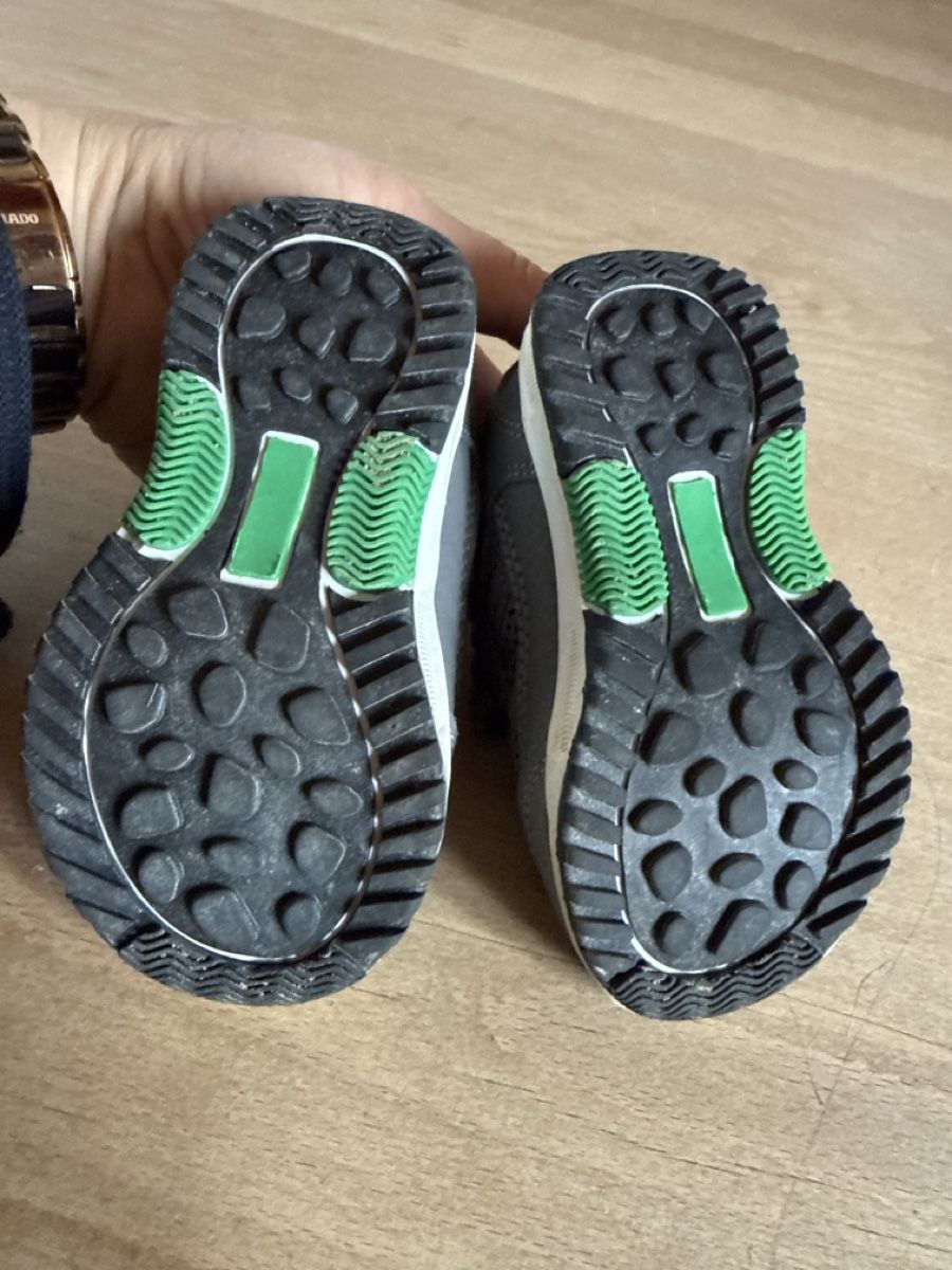 Scarpe per ragazzi: Schühchen grau Grösse 21 – Usato da Dettighofen (Lengwil) venduto da Dolol 2