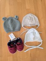 Babymützen und Schuhe