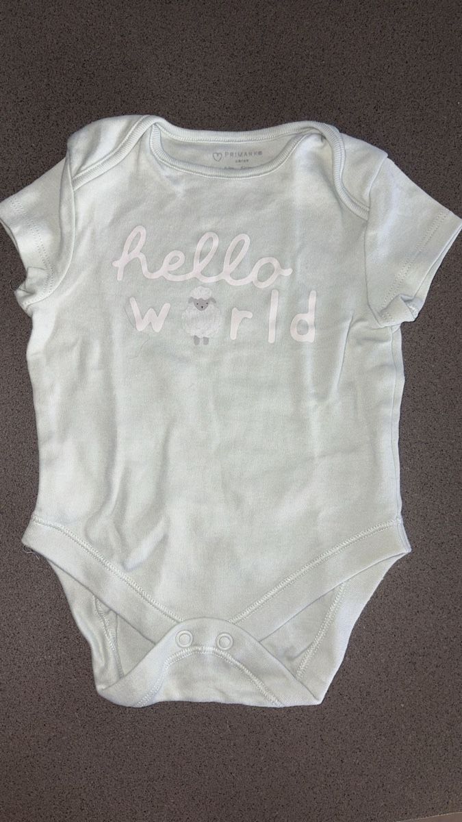 Primark Biancheria intima: Baby Body "Hello World" Gr. 62 – Usato da Bonaduz venduto da cfm_5s5j