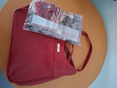 Tasche Schal und Uhr rot