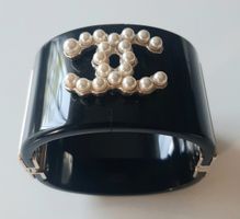 Bracelet manchette Chanel logo CC
