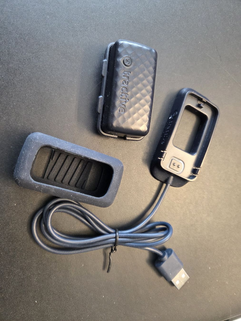 Fixations: Tractive Katzentracker Ladehalterung Kabel – D'occasion à Rheineck par pau_5pgn