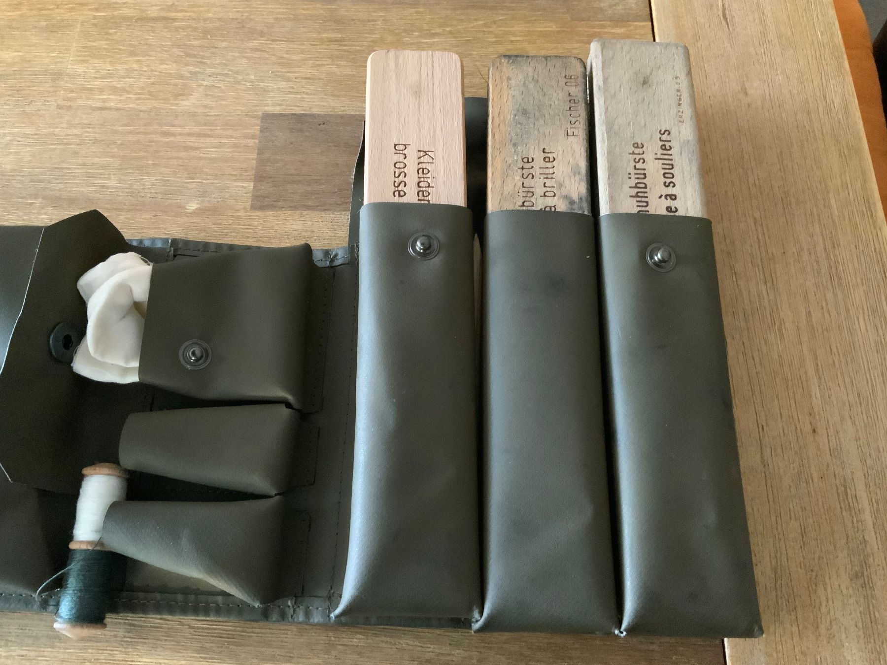 Schweizer Armee Prodotti di pulizia: Originales Schweizer Armeeset zur Schuhpflege – Usato da Schübelbach venduto da Hecht11. 2