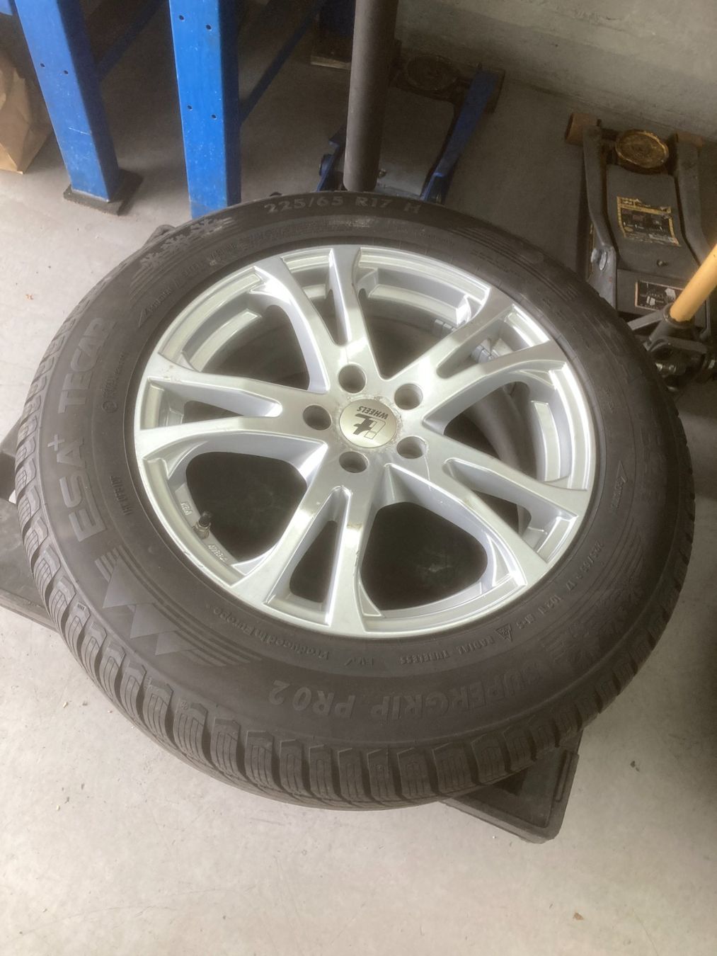 Land Rover Pneus & Kompletträder: Landrover Evoque Winterräder 225/65R17 – Gebraucht aus Cham von WB2223