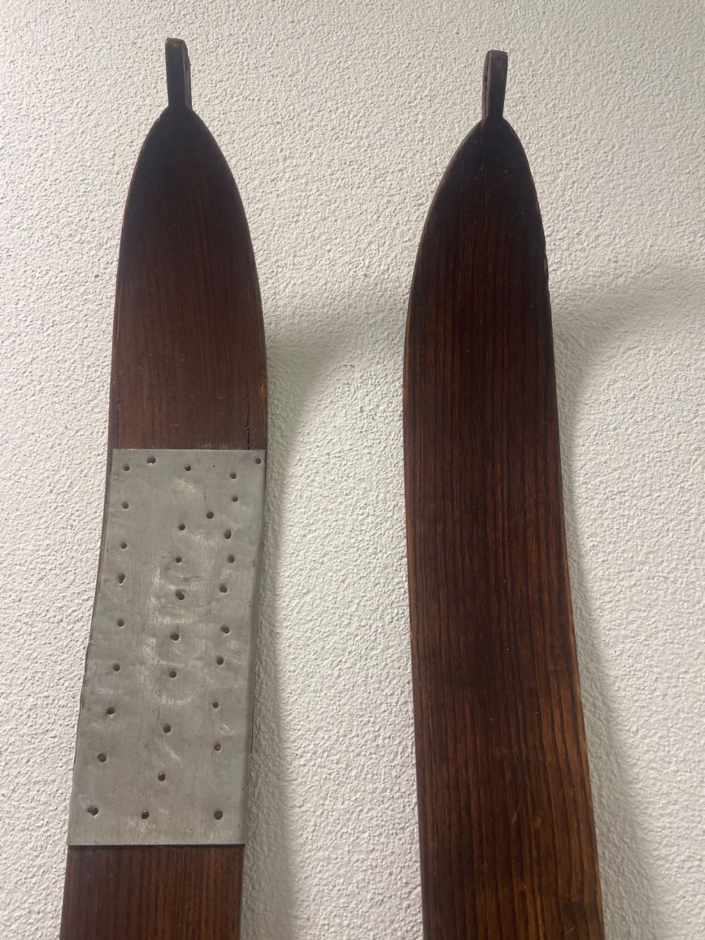 Skis: Ski, ca. 100jährige Ski mit Lederbindung und Stöcken – D'occasion à Menziken par fiat-500 1