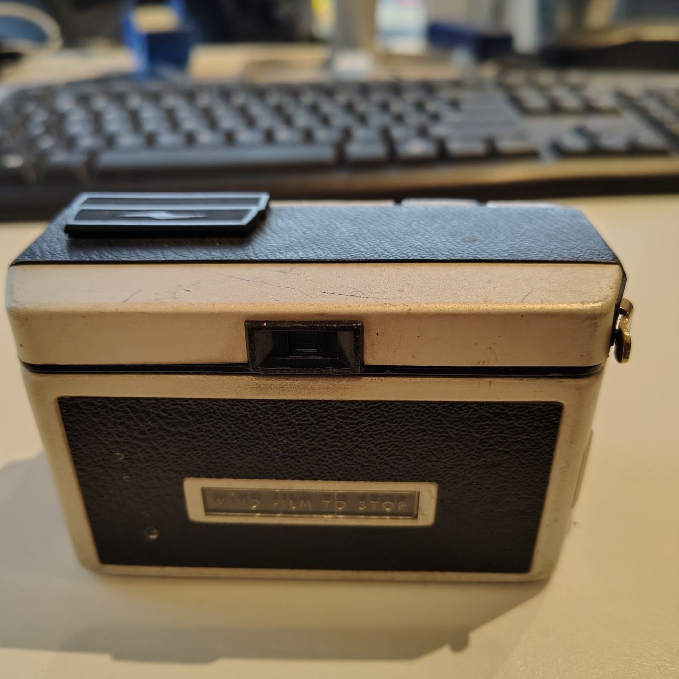 Kodak Fotocamera: 1963 Kodak Instamatic 100 Vintage Camera – Difettoso da maroggia venduto da tondo_Music 1
