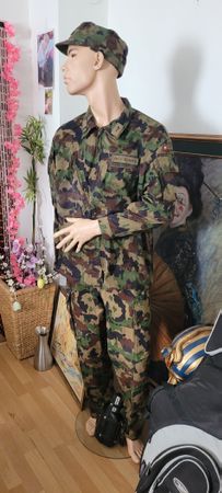 Schweizer Armee Uniform Set Tarnung  guter Zustand.