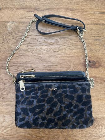 DKNY Crossbody Bag mit Tierfellmuster