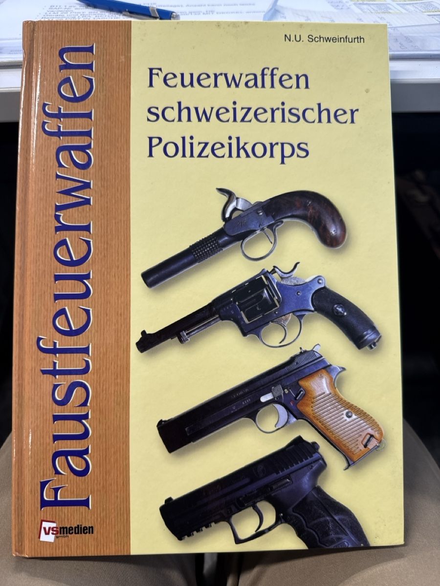 Libri: Buch Faustfeuerwaffen schweizerischer Polizeikorps 2011 – Nuovo (secondo la descrizione) da Krattigen venduto da Chasseur3
