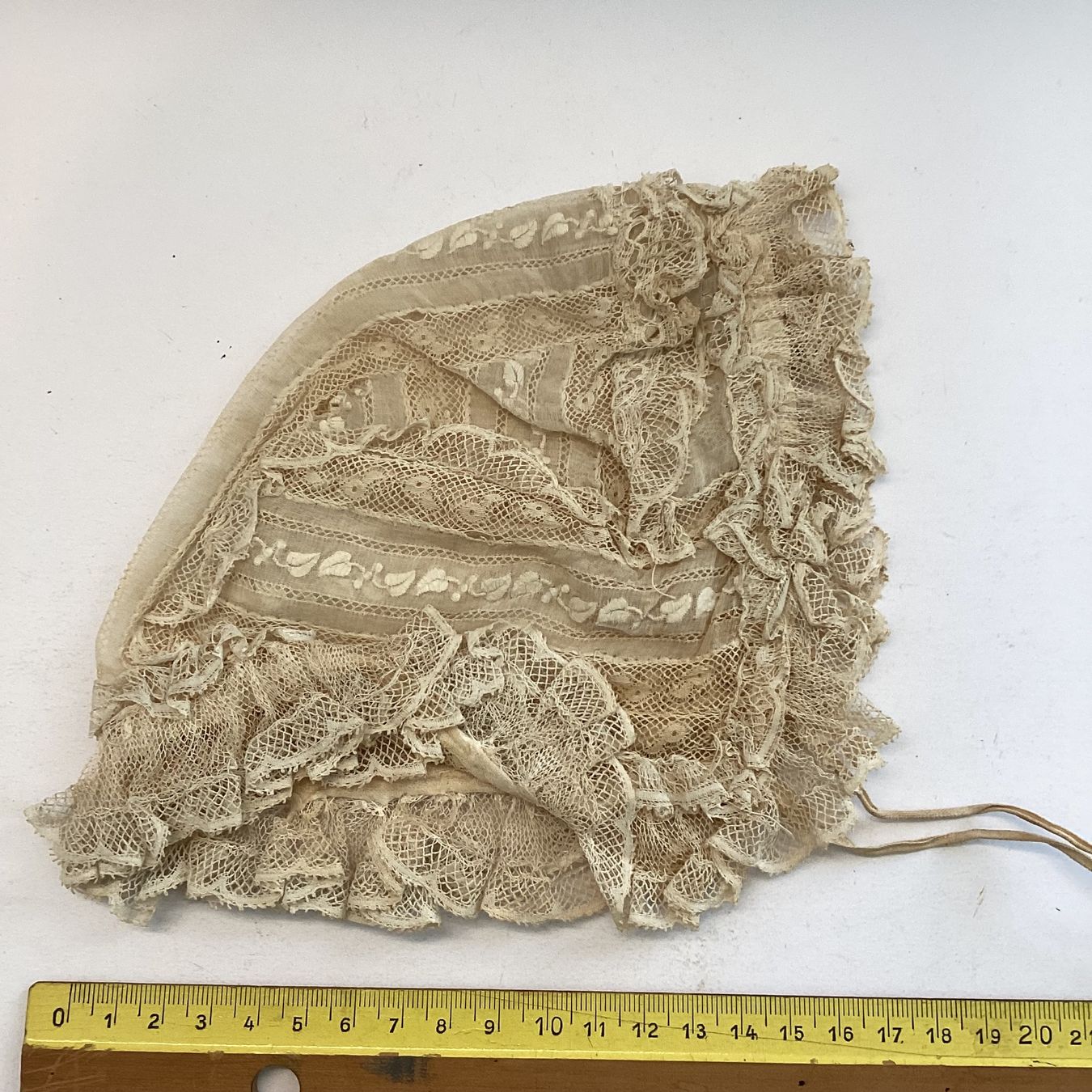 Bambole: Antike bestickte Haube für Babys oder Puppe – Usato da Eglisau venduto da mar_5rn2 4