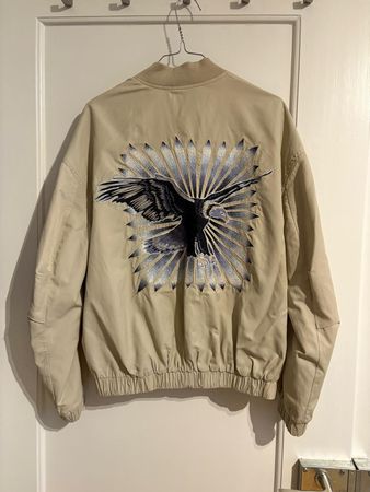 Bomberjacke beige mit coolen Rückenprint von H&M