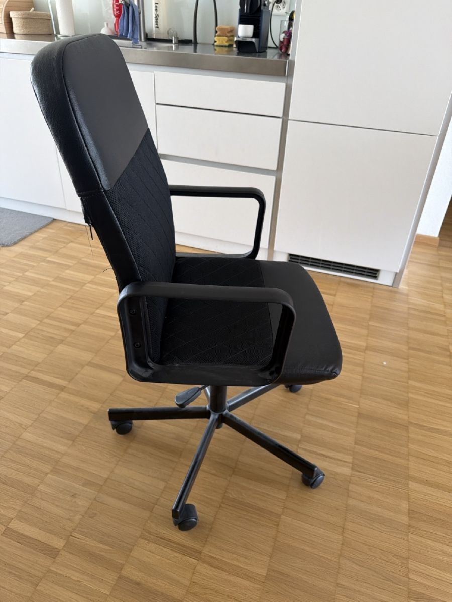 Stühle: Schwarzer Bürostuhl mit Rollen – Neu (gemäss Beschreibung) aus Sursee von and_j9ly