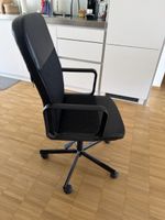 Schwarzer Bürostuhl mit Rollen