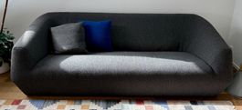 Canapé design gris anthracite, parfait pour votre salon!