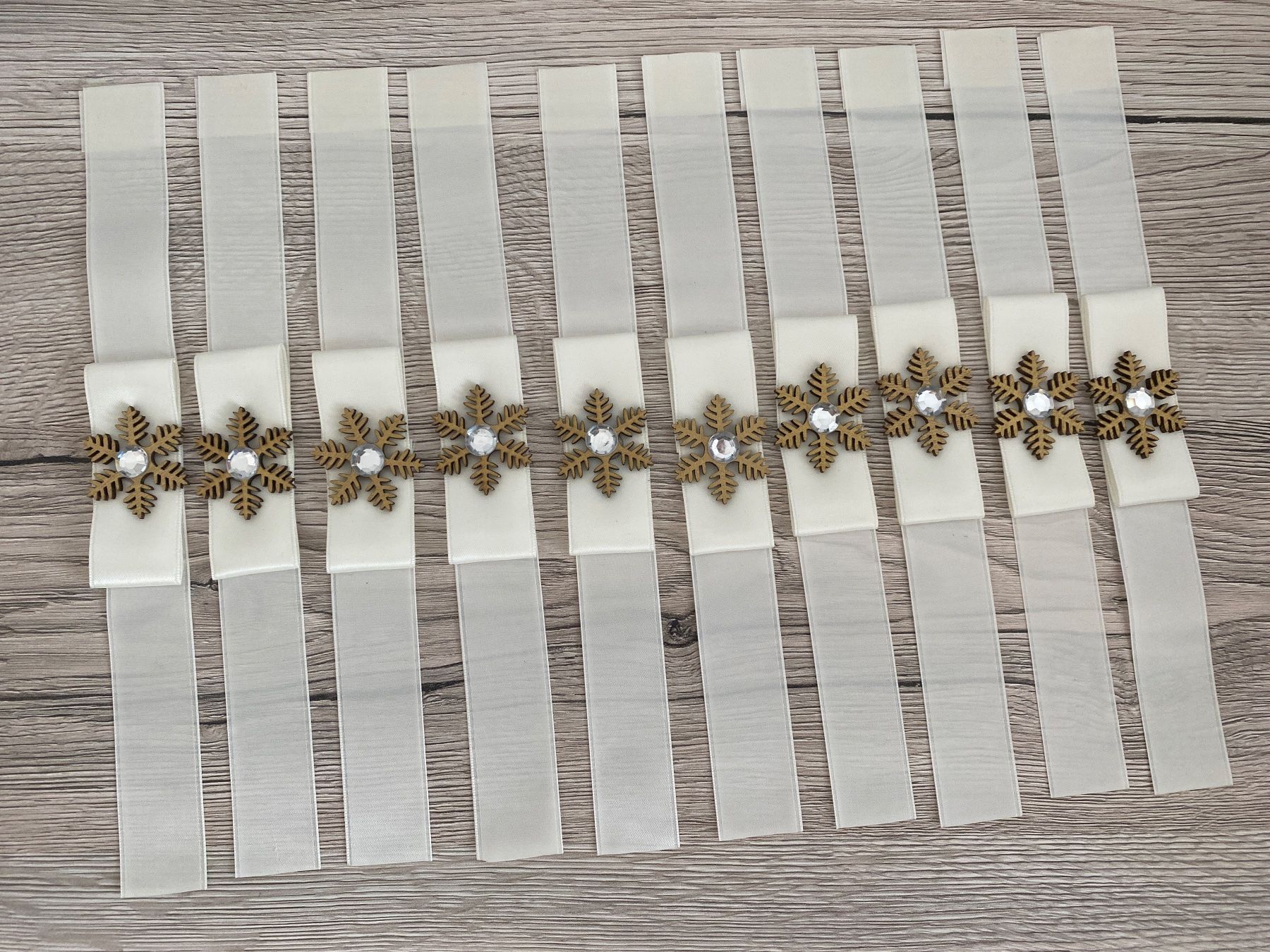 Nastri decorativi: Satin Geschenkband mit Schneeflocken Deko – Nuovo (secondo la descrizione) da Glattbrugg venduto da riseca