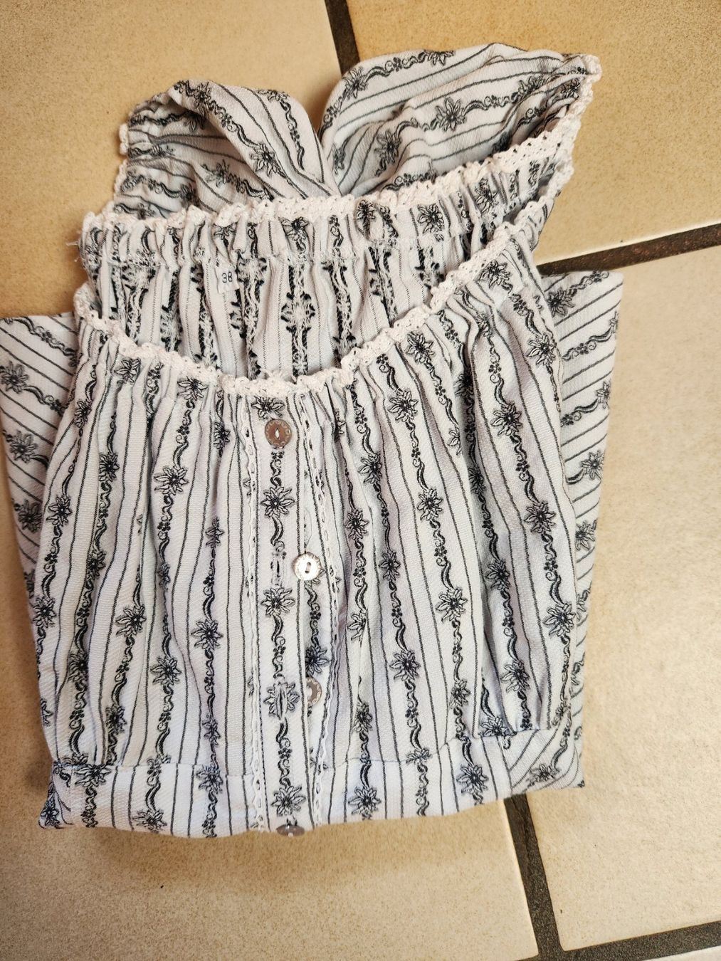 Camicette: Edelweissbluse von Jenni mit Pufffärmel  Hellgrau Neu Gr.38 – Nuovo e nell'imballaggio originale da Gstaad venduto da Meiel2020 7