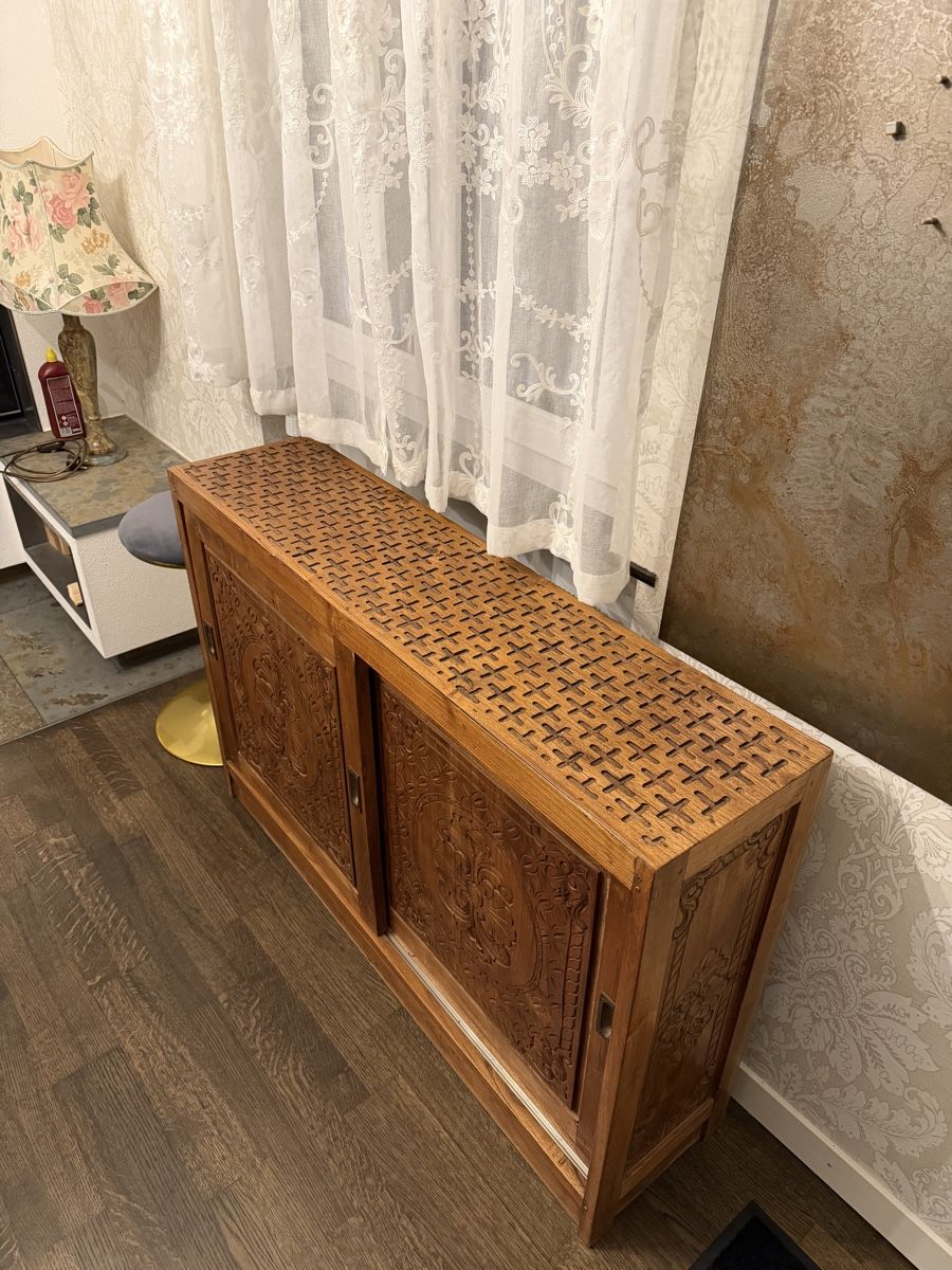 Kommoden: Holzkommode / Sideboard mit aufwendigen Schnitzereien – Gebraucht aus Strengelbach von KW. 1