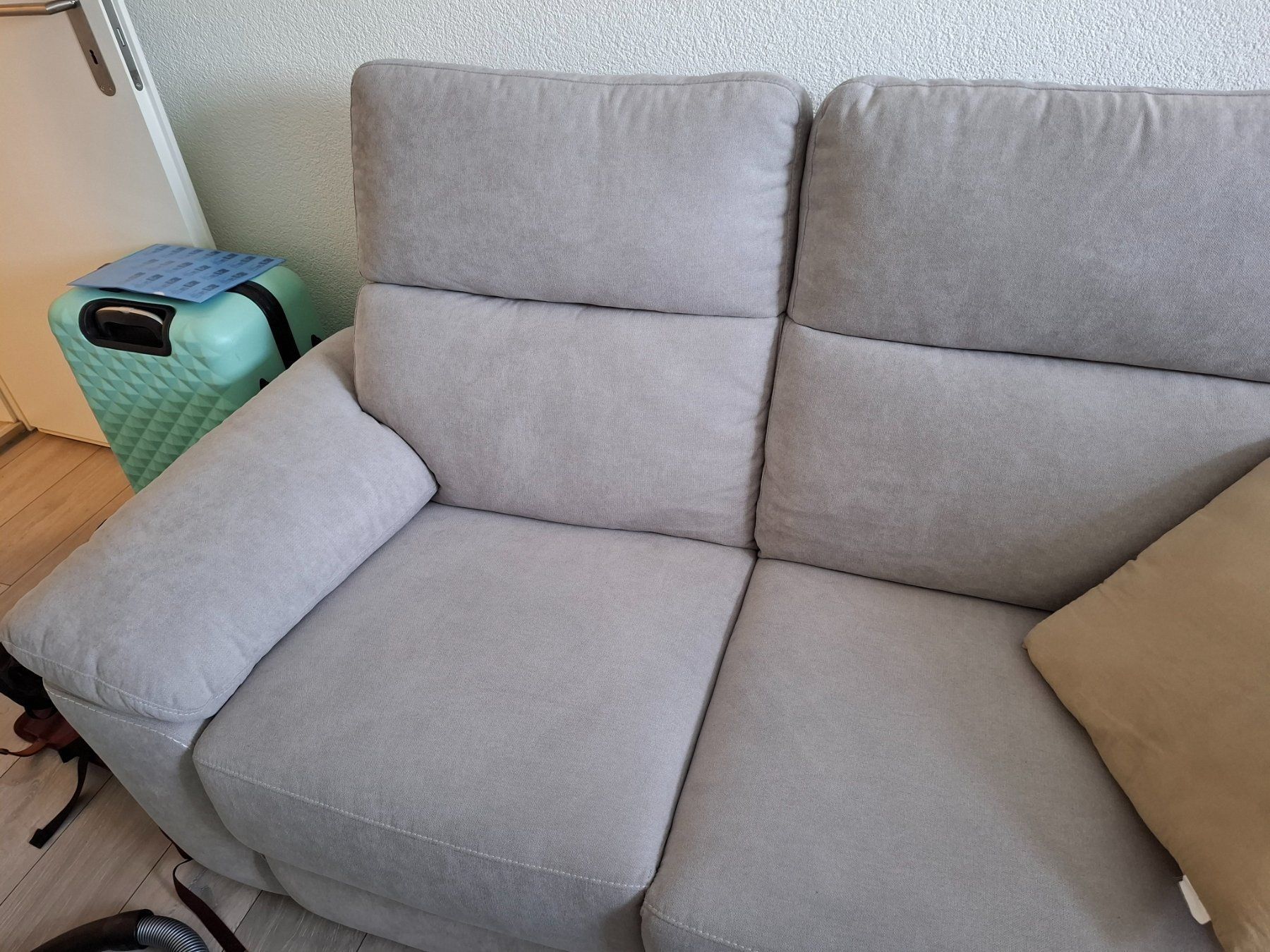 Divani: Gemütliches 2er Sofa mit Relaxfunktion, hellgrau, Top! – Usato da Luzern venduto da liv_6n92 3