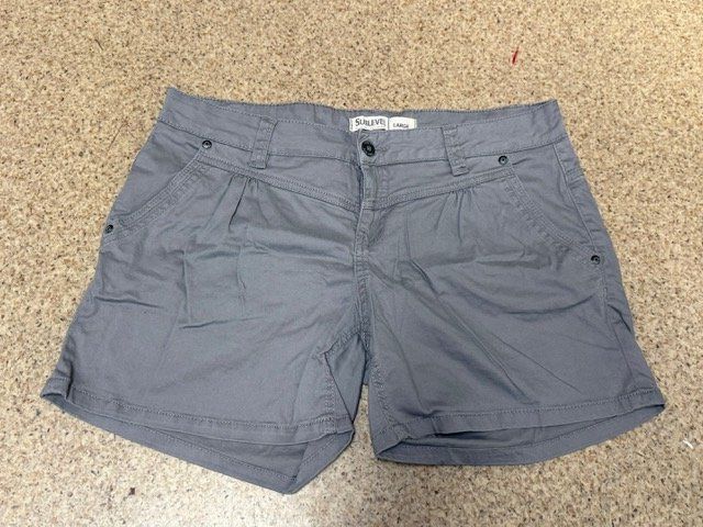 Pantaloni: Shorts grau Grösse L – Usato da Oeschgen venduto da Mich_elle