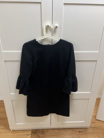 Zara Woman Kleid schwarz mit Trompetenärmeln Grösse XS