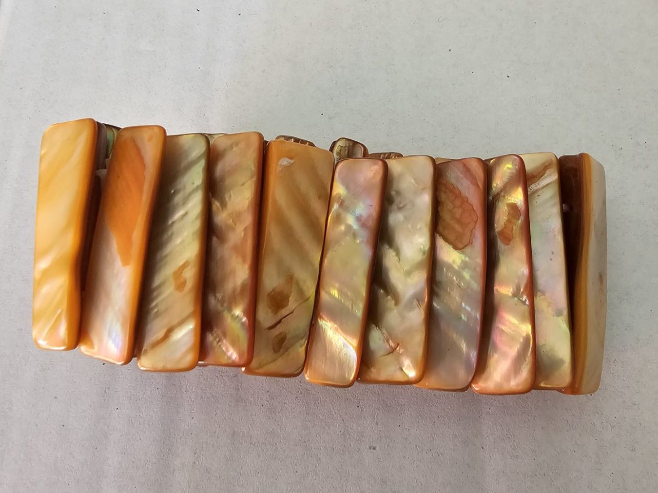Armbänder & -reifen: Stretch Armband mit Perlmutt Perlen, Orange ca. 21 cm – Gebraucht aus Münchenbuchsee von babilibern 1