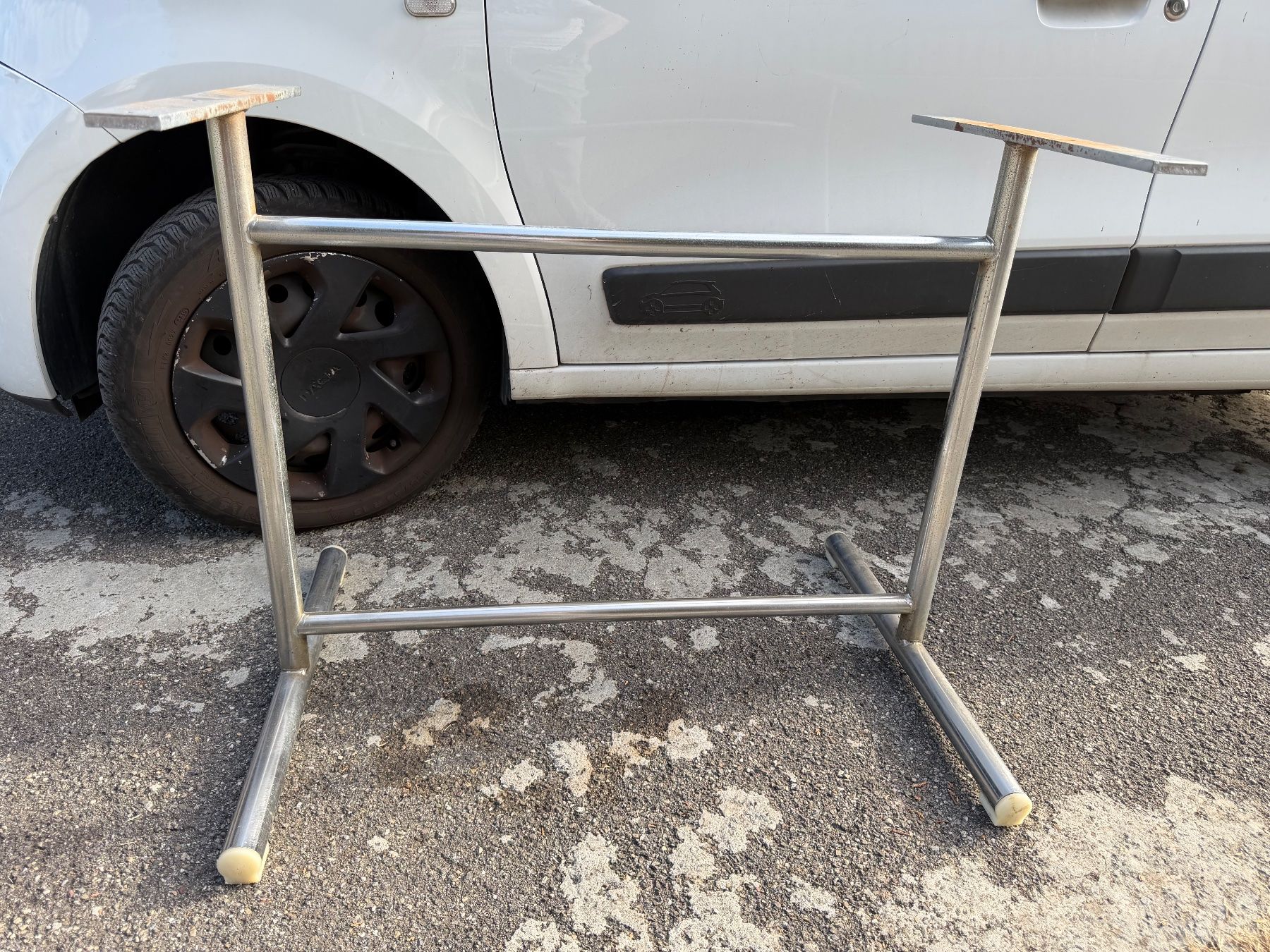 Sonstiges Mobiliar: Kleines Tischgestell Keller Fund – Gebraucht aus Nussbaumen AG von normajeanbaker