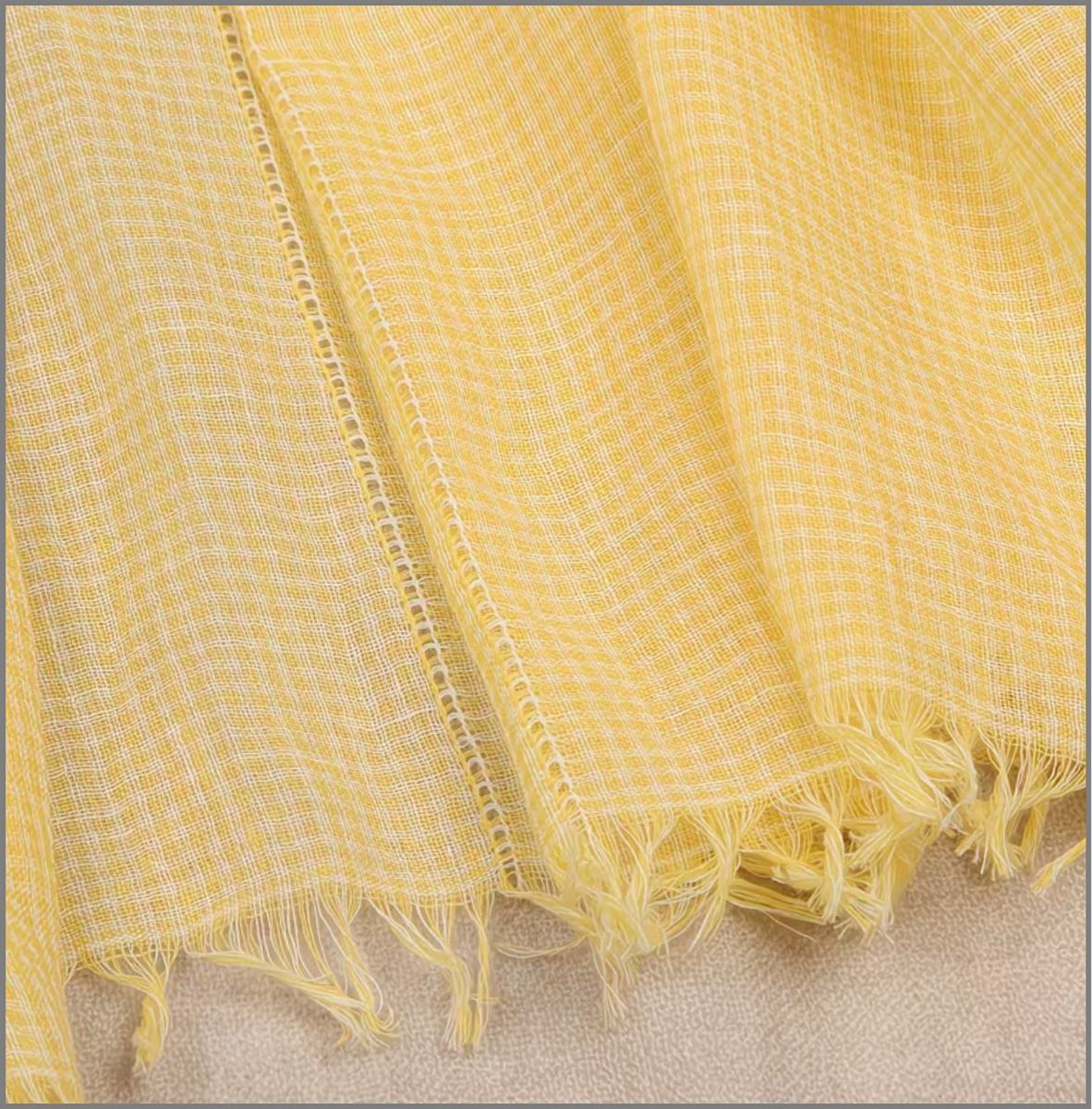 Foulard & Sciarpe: Écharpe jaune 186cm 90cm – Nuovo e nell'imballaggio originale da Biel/Bienne venduto da orange1 2