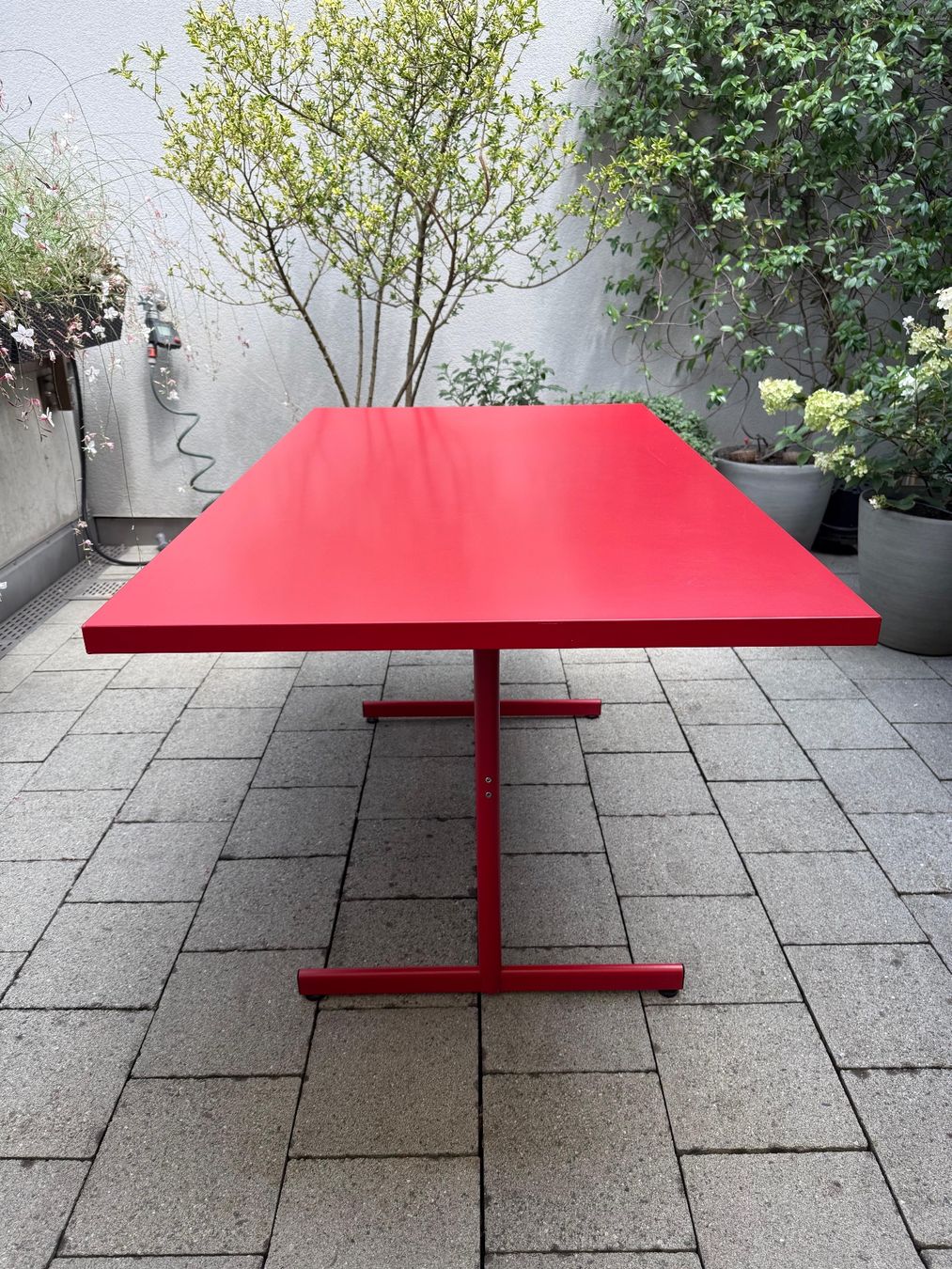 Schaffner Tische: Roter Schaffner Gartentisch / Terrassentisch – Gebraucht aus Zürich von Daniverricard