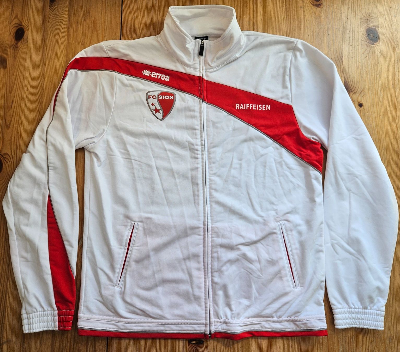 Canottiere & Pantaloni: FC Sion Jacke errea Grösse M FCS Sitten – Usato da Hägglingen venduto da United-Village-Trade