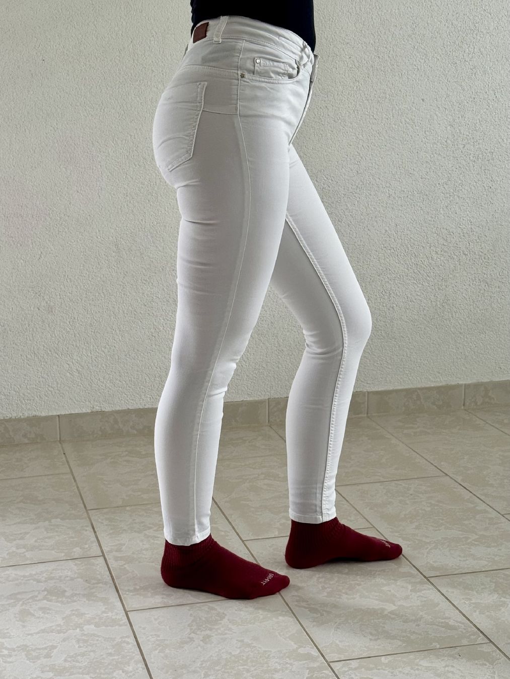 Jeans: Silvian Heach White Jeans - Size 28 - Great Condition – Usato da Bülach venduto da Bloom_Witch