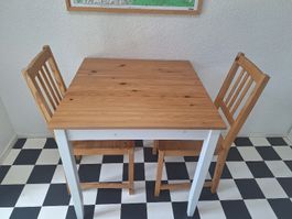 Tisch mit zwei Stühlen zu verkaufen