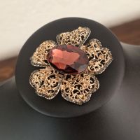 Brosche Blume goldfarben mit Stein neuwertig