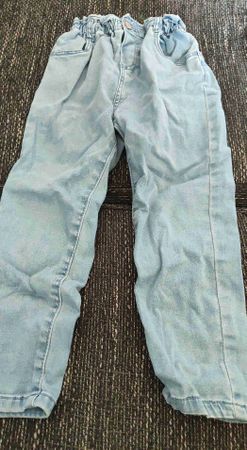 Süsse, hellblaue Jeans mit Gummibund, Grösse 104 Top Zustand