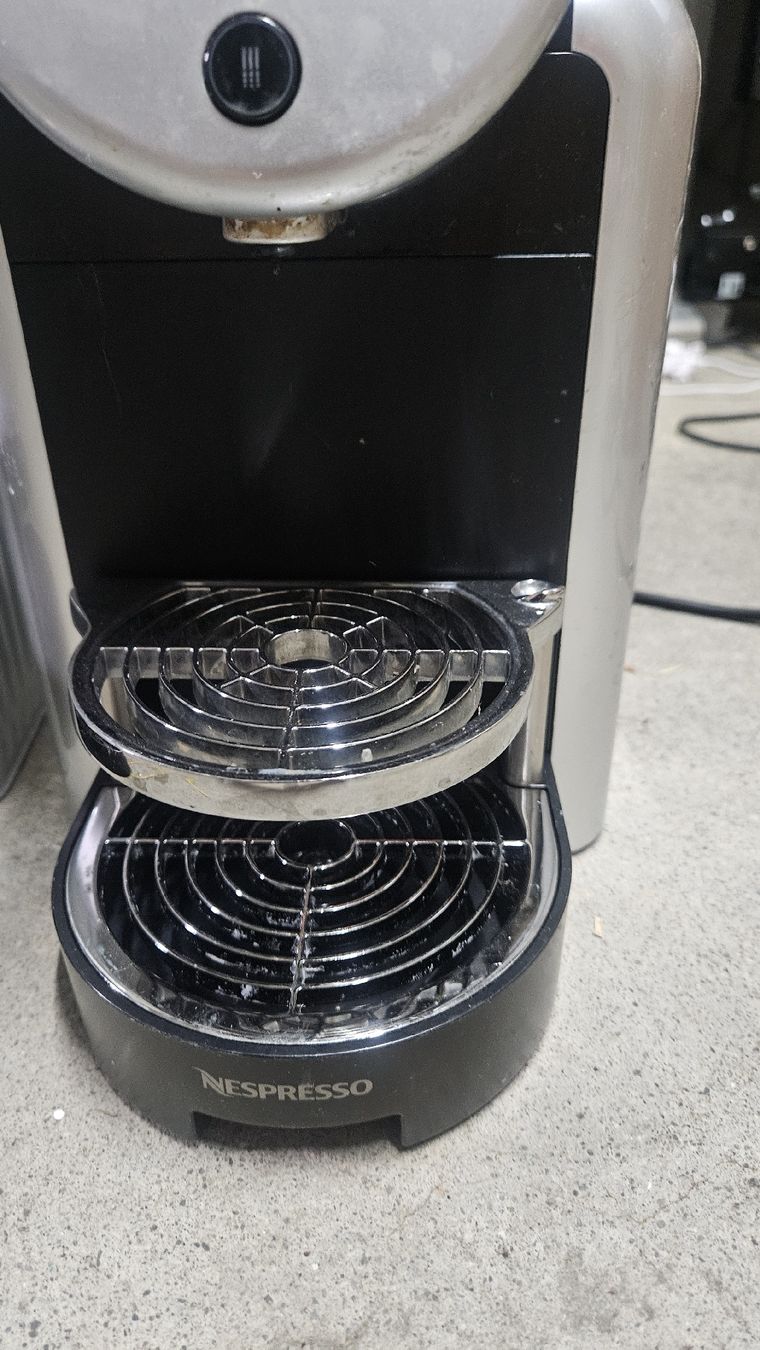 Nespresso Kaffeemaschinen & Espressomaschinen: Nespresso coffee machine silver 2 stk – Defekt aus Sachseln von laz_65cg 4
