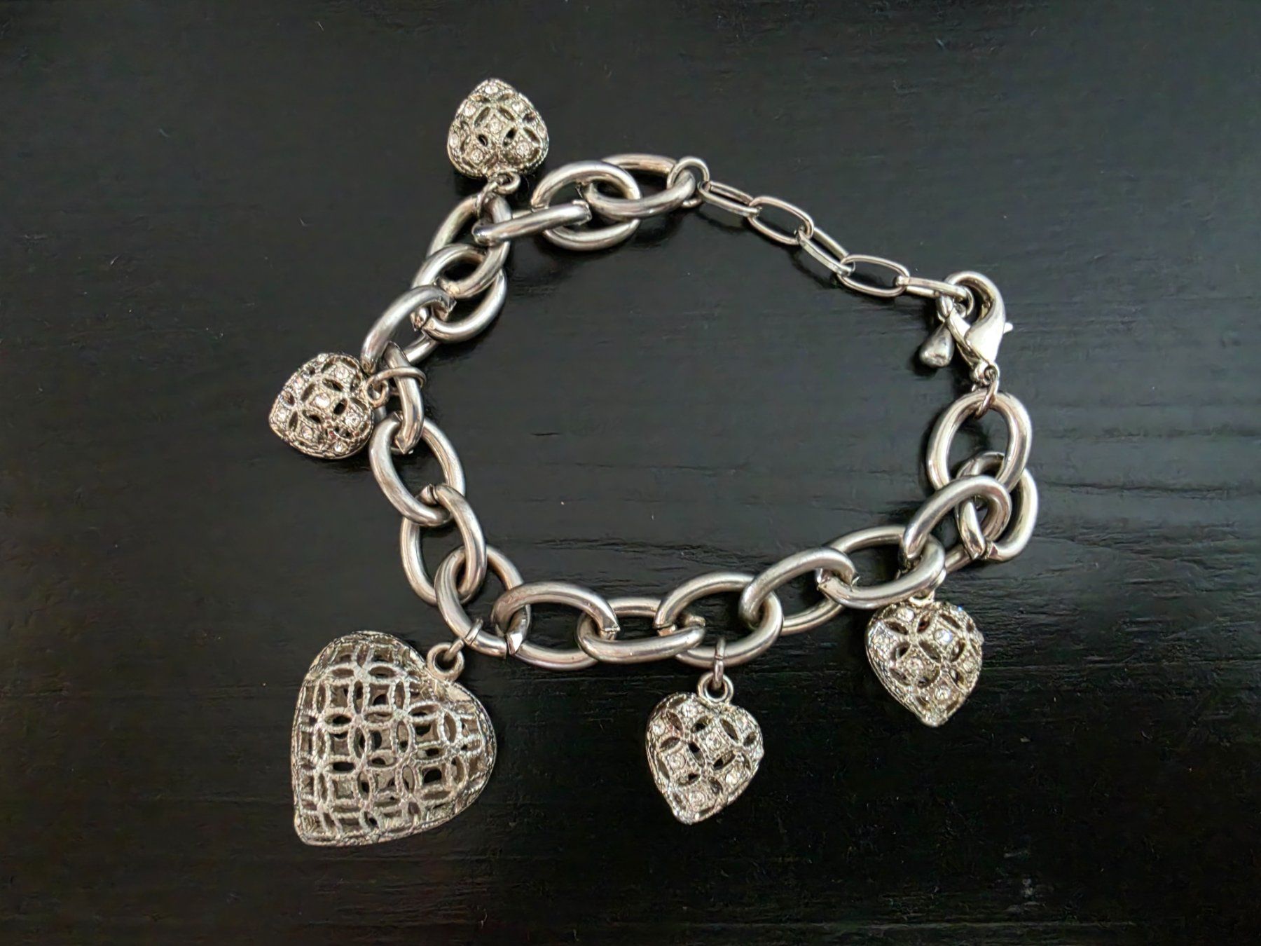 Bracelets: Statement Armband mit Charms / Herzanhängern – D'occasion à Stäfa par flamingo_17