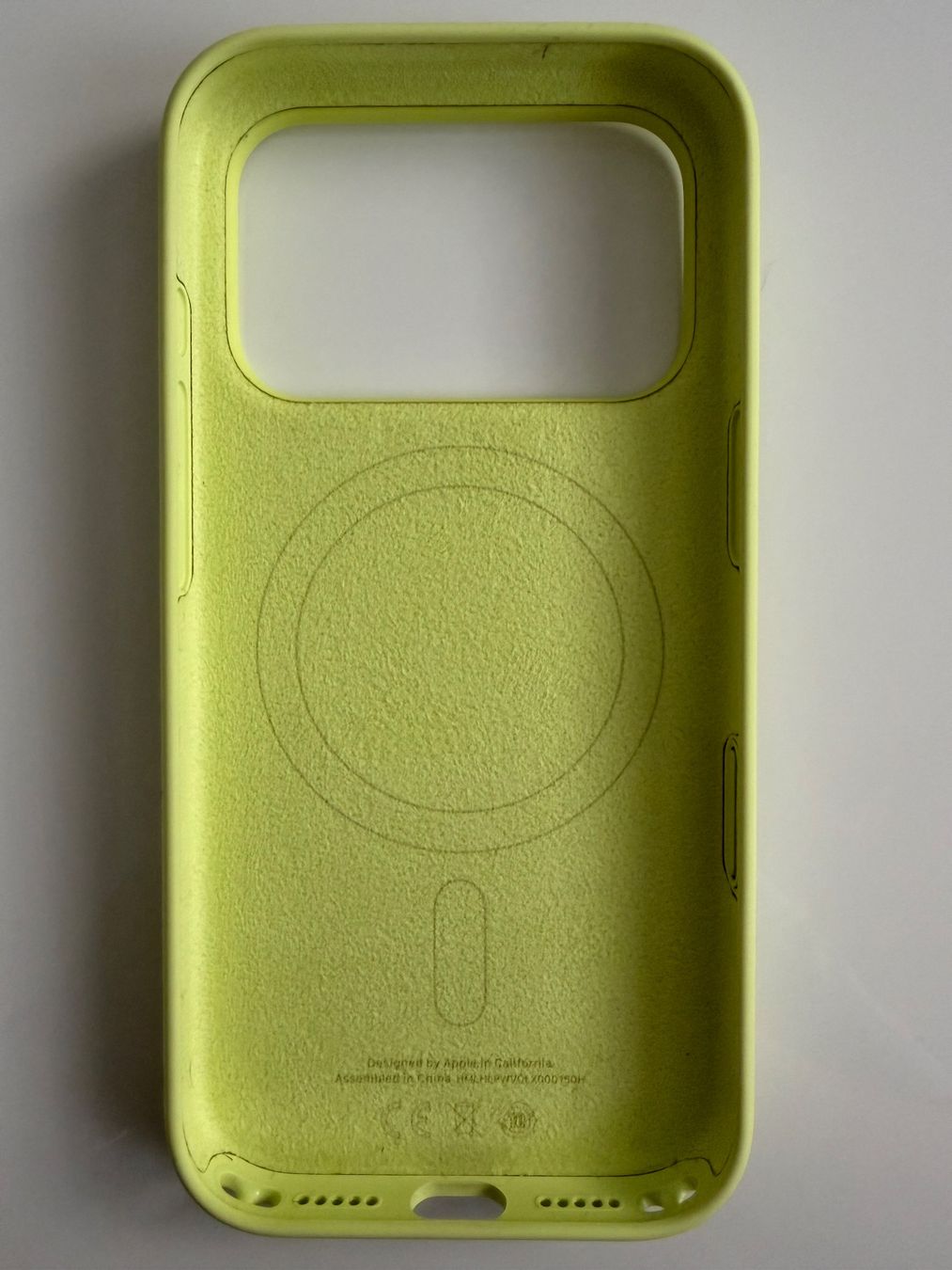 Apple Covers & Schutzfolien: Apple Silikon Case iPhone 17 Pro Neongelb – Gebraucht aus Möhlin von SabrinaRK86 1
