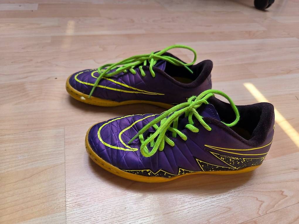 Chaussures garçon: Turnschuhe Nike Grösse 36.5 – D'occasion à Goldach par ladybird75 1