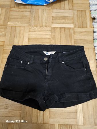 Schwarze H&M Shorts, Grösse 32, ideal für den Sommer!
