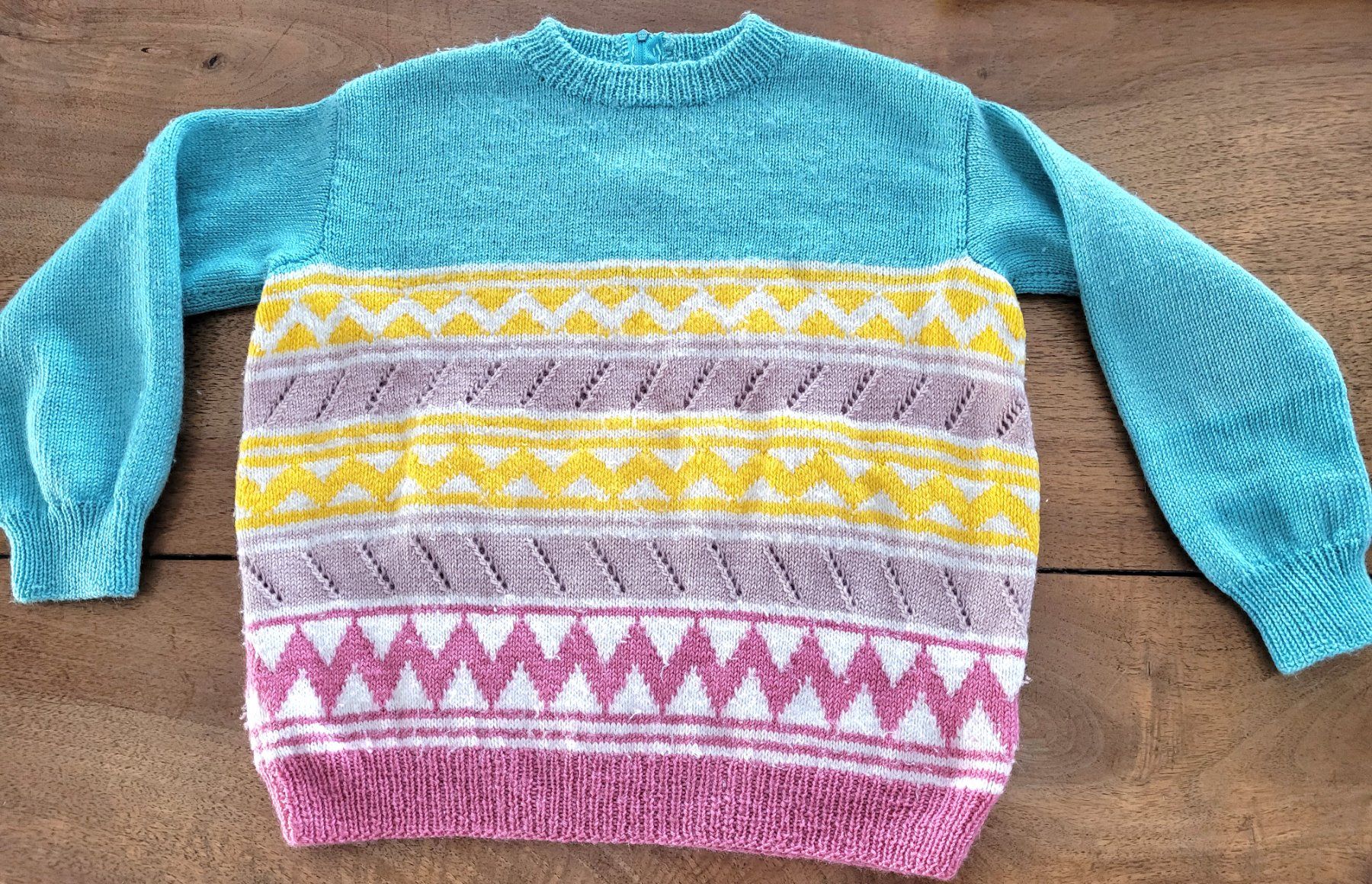 Pullover & Sweatshirts: Kinderpulli mit aufwendigem Jacquard-Muster – Gebraucht aus Oberuzwil von rtr_wp6m 2