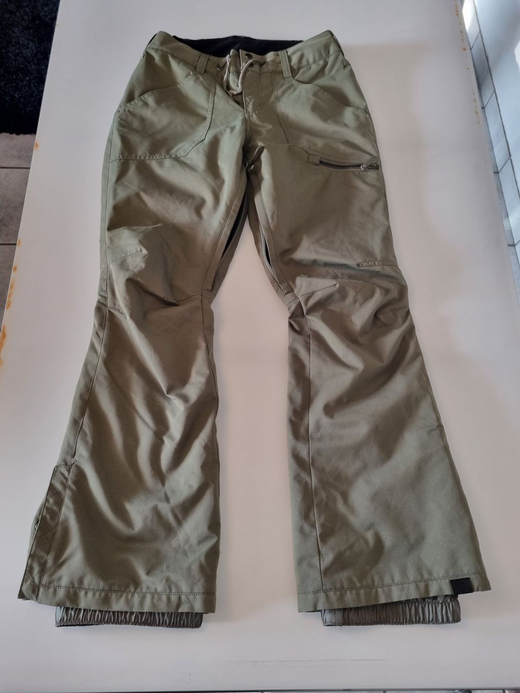 Roxy Pantaloni: Roxy Sky / Snowboardhose – Usato da Schönenwerd venduto da Chez_Mimi