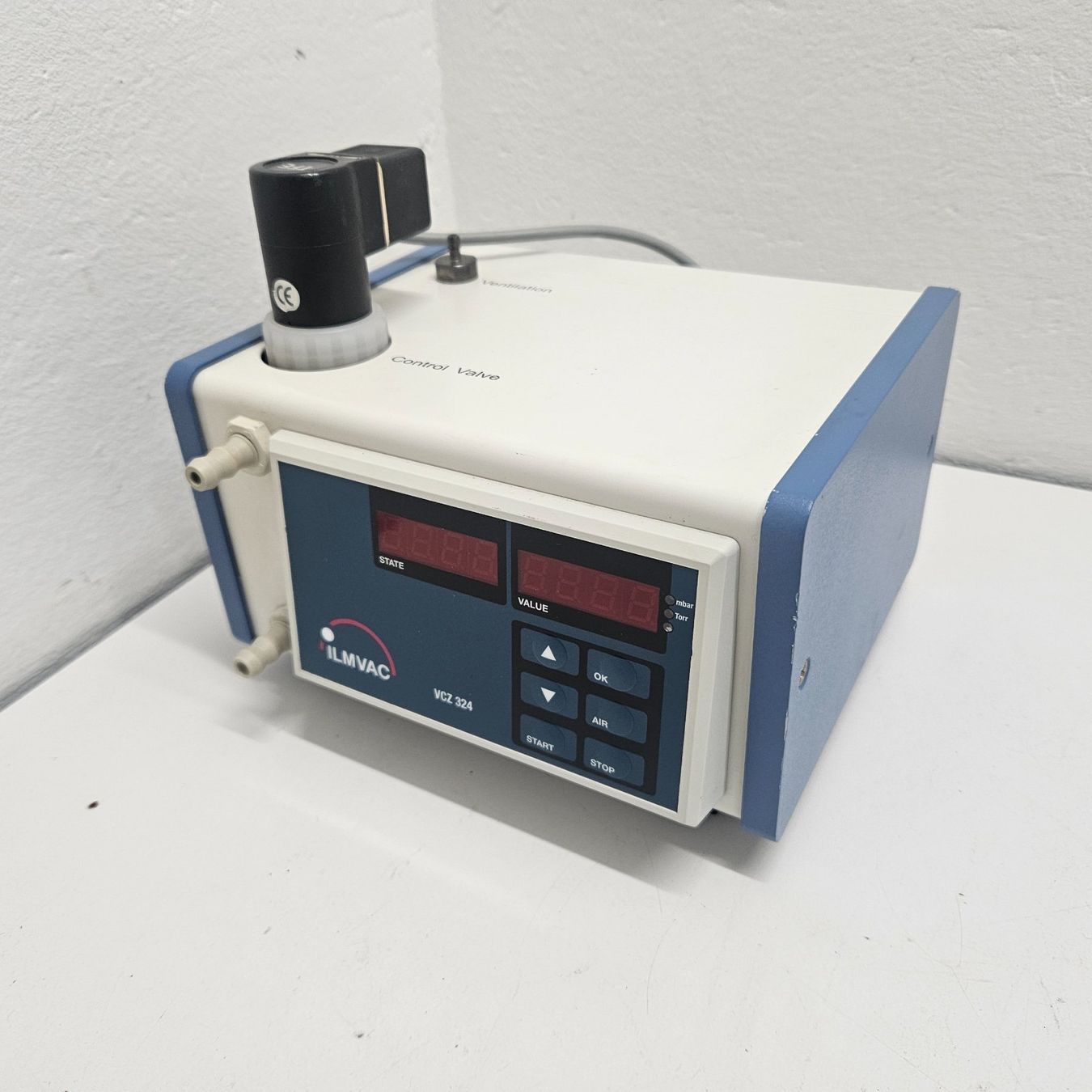 Accessori da laboratorio: ILMVAC VCZ 324 Vakuumcontroller – Usato da Niederdorf venduto da LeptonAG_Labor