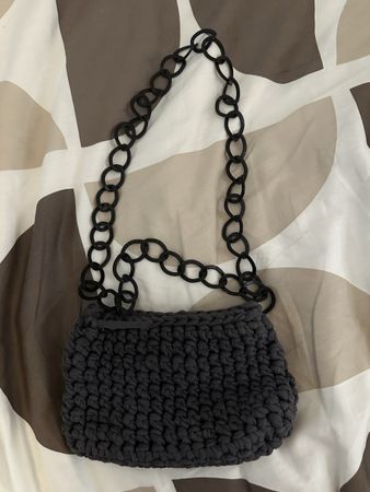 Sac à main fait main crochet gris foncé avec chaîne noire