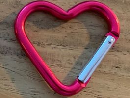 Kleiner Karabiner in Herzform NEU