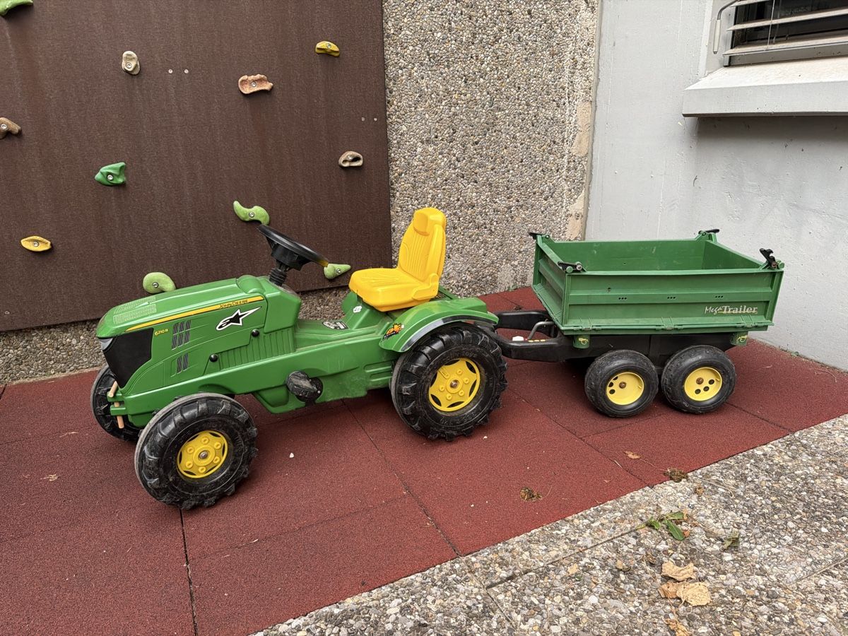 John Deere Fahrzeuge für Kinder: Kindertraktor John Deere 6210R mit Anhänger – Gebraucht aus Stans von lion85