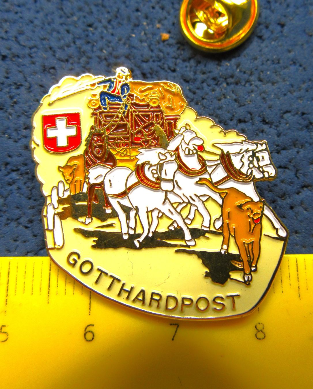 Swiss Placchette & Badge: GOTTHARD-POST-KUTSCHE PIN GOLDIG GEPRÄGT – Usato da Ettingen venduto da Hausi4711