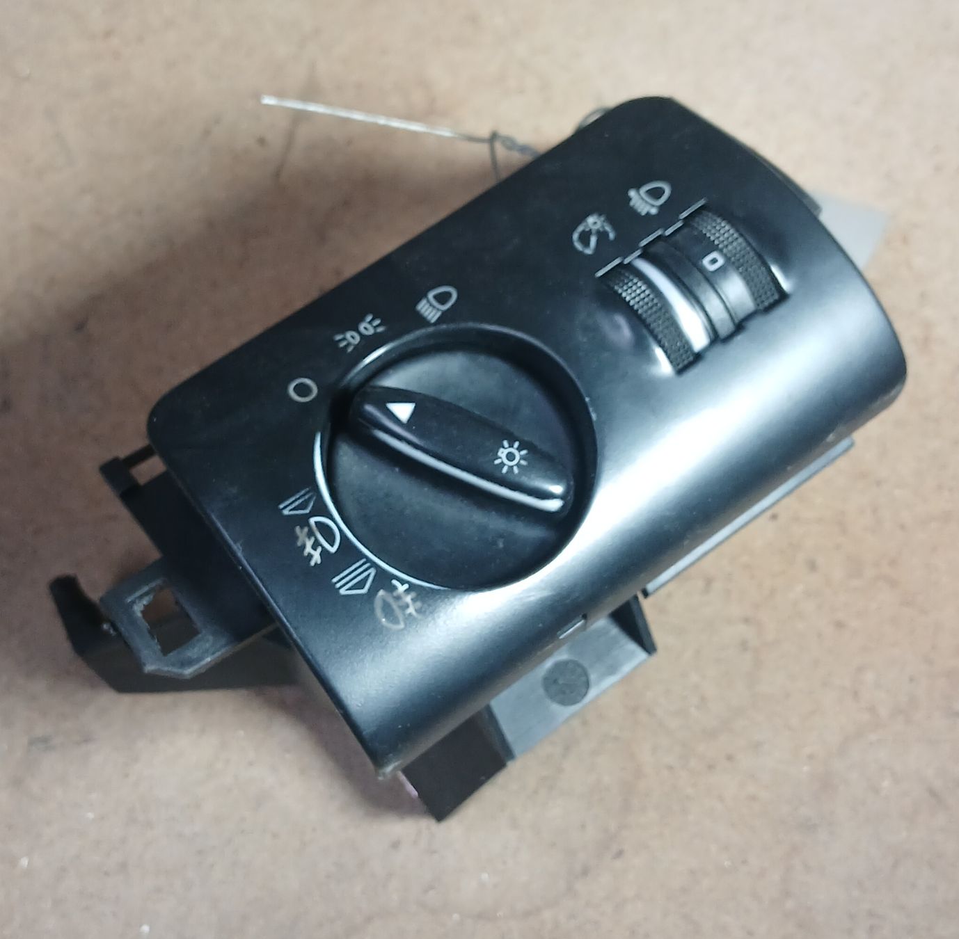 Audi Tutti pezzi di ricambio auto: Commande de phare Audi A6 1997-2004  – Usato da la heutte venduto da Auto-stock