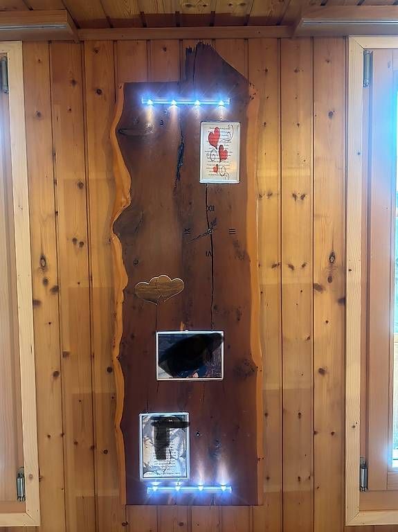 Toutes les décorations: Holzladen mit Uhr und Licht – D'occasion à Linden par daniela1321