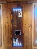 Holzladen mit Uhr und Licht